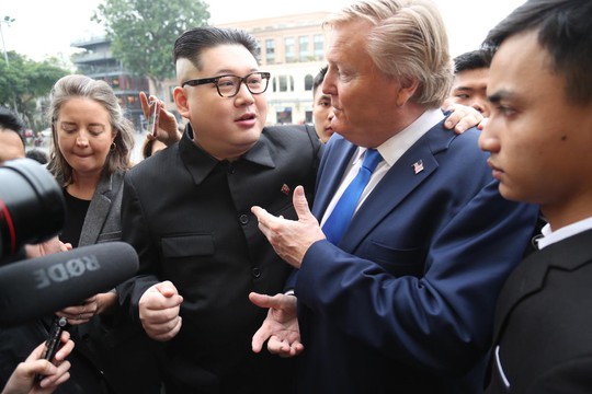 Bản sao Donald Trump và Kim Jong-un bất ngờ cùng nhau bước vào khách sạn Metropole - Ảnh 7.