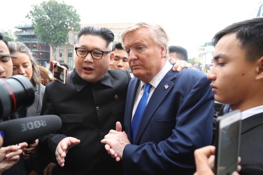 Bản sao Donald Trump và Kim Jong-un bất ngờ cùng nhau bước vào khách sạn Metropole - Ảnh 11.