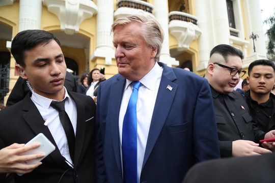 Bản sao Donald Trump và Kim Jong-un bất ngờ cùng nhau bước vào khách sạn Metropole - Ảnh 12.