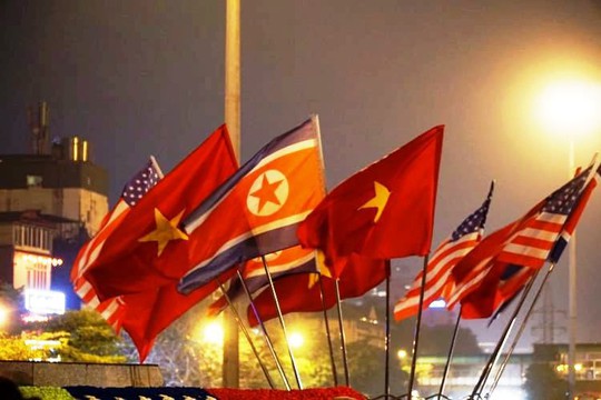 Công nhân xuyên đêm trang trí cầu Chương Dương phục vụ Hội nghị Thượng đỉnh Mỹ-Triều - Ảnh 6.