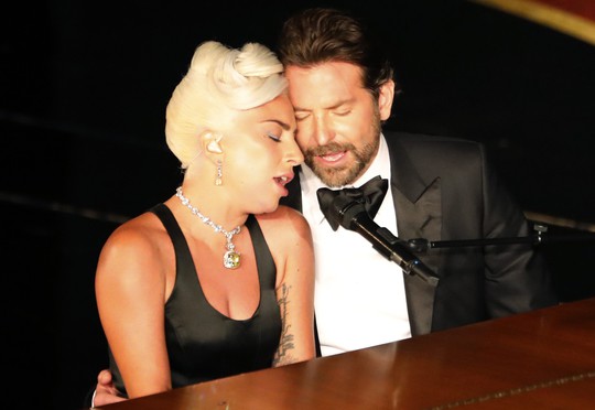 Lady Gaga và Bradley Cooper vướng nghi án phim giả tình thật - Ảnh 3.