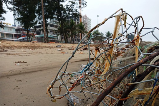 “Bẫy” đá hộc, sắt B40 giăng đầy bãi biển Sầm Sơn - Ảnh 8.