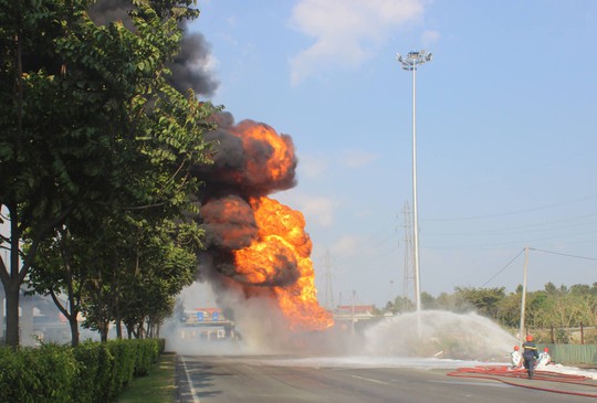 Xe bồn chở xăng cháy ngùn ngụt trên xa lộ Hà Nội - Ảnh 4.