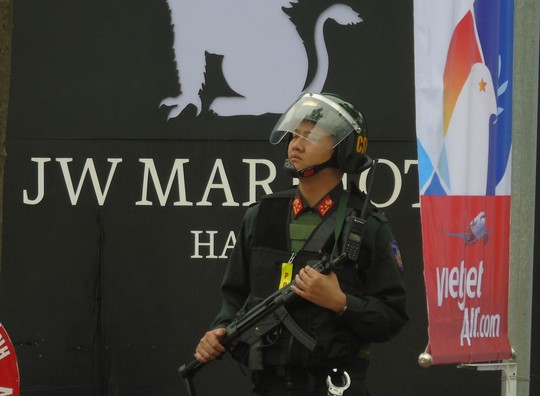 Thắt chặt an ninh khách sạn JW Marriott trước khi Tổng thống Donald Trump tới Hà Nội - Ảnh 1.