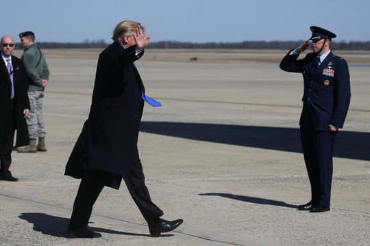 Tổng thống Mỹ Donald Trump lên Air Force One, hướng đến Hà Nội - Ảnh 1.