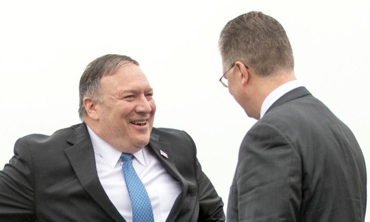 Tháp tùng Tổng thống Trump, chuyên cơ Ngoại trưởng Pompeo đã tới Nội Bài - Ảnh 2.