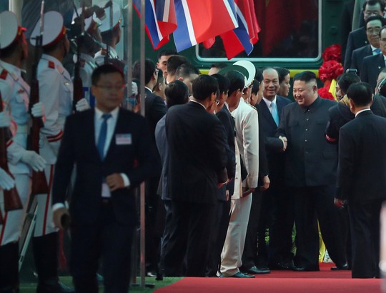 Dàn cận vệ chạy theo xe, đưa Chủ tịch Kim Jong-un rời ga Đồng Đăng - Ảnh 1.
