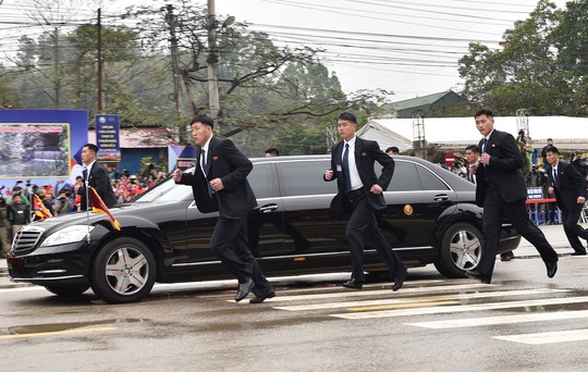 Dàn cận vệ chạy theo xe, đưa Chủ tịch Kim Jong-un rời ga Đồng Đăng - Ảnh 15.