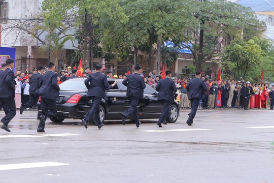 Cận cảnh đoàn xe Chủ tịch Triều Tiên Kim Jong-un đi trên phố Hà Nội - Ảnh 1.