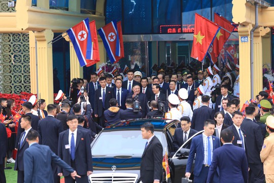 Dàn cận vệ chạy theo xe, đưa Chủ tịch Kim Jong-un rời ga Đồng Đăng - Ảnh 9.