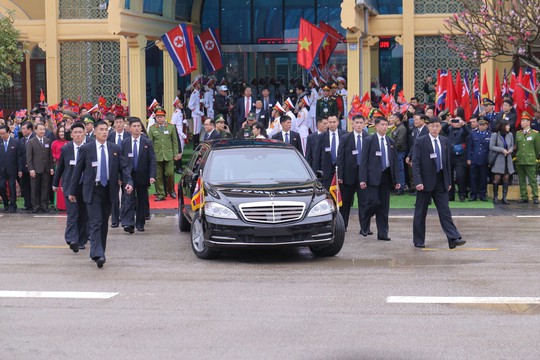 Dàn cận vệ chạy theo xe, đưa Chủ tịch Kim Jong-un rời ga Đồng Đăng - Ảnh 12.