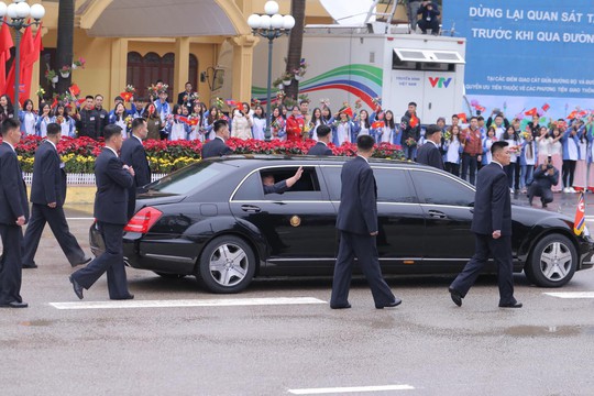 Dàn cận vệ chạy theo xe, đưa Chủ tịch Kim Jong-un rời ga Đồng Đăng - Ảnh 13.