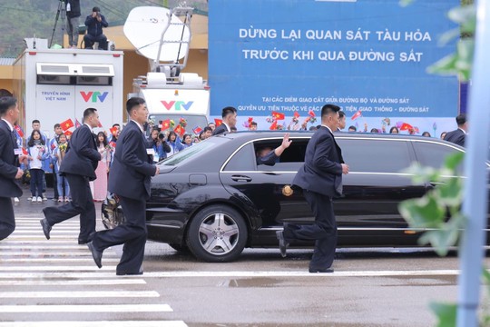 Dàn cận vệ chạy theo xe, đưa Chủ tịch Kim Jong-un rời ga Đồng Đăng - Ảnh 14.
