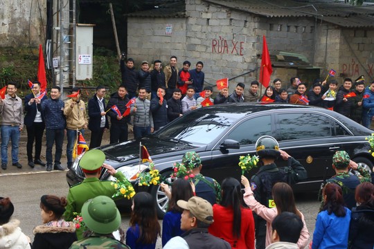 Dàn cận vệ chạy theo xe, đưa Chủ tịch Kim Jong-un rời ga Đồng Đăng - Ảnh 18.