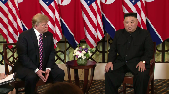 Hội ngộ tại Hà Nội: Hai ông Trump và Kim bắt tay thân tình, trò chuyện cởi mở - Ảnh 5.