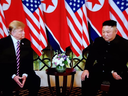 Hội ngộ tại Hà Nội: Hai ông Trump và Kim bắt tay thân tình, trò chuyện cởi mở - Ảnh 6.