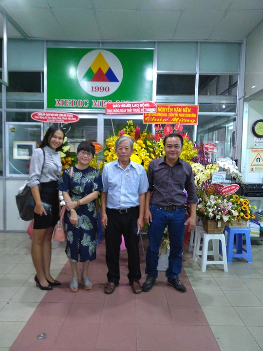 Báo Người Lao Động thăm và chúc mừng nhiều bệnh viện nhân Ngày Thầy thuốc Việt Nam - Ảnh 3.