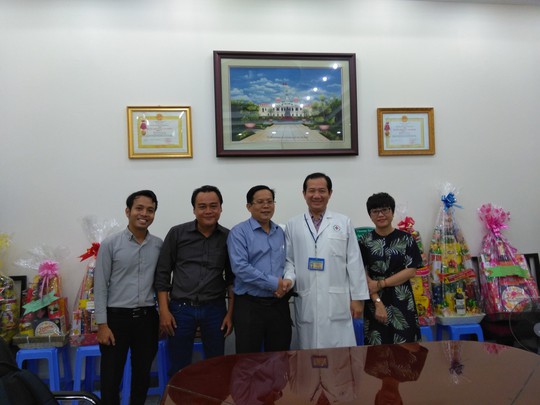 Báo Người Lao Động thăm và chúc mừng nhiều bệnh viện nhân Ngày Thầy thuốc Việt Nam - Ảnh 2.