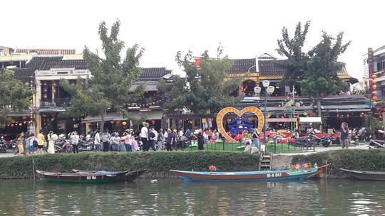 Đông nghịt du khách quốc tế đổ về phố cổ Hội An đón tết Kỷ Hợi 2019 - Ảnh 5.