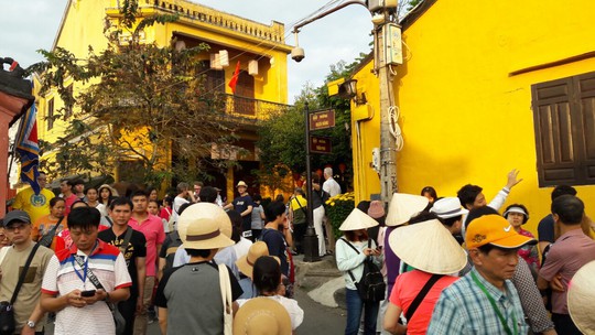 Đông nghịt du khách quốc tế đổ về phố cổ Hội An đón tết Kỷ Hợi 2019 - Ảnh 12.