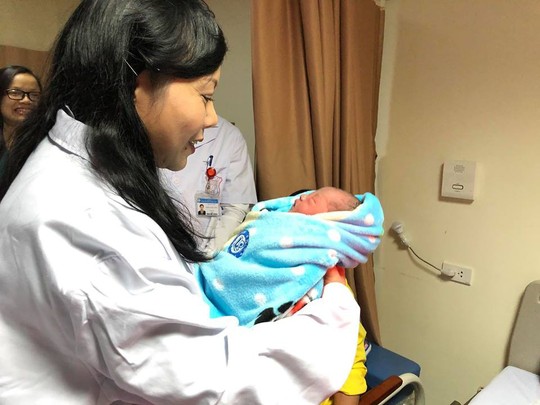 Bộ trưởng Nguyễn Thị Kim Tiến đón em bé chào đời trong đêm giao thừa - Ảnh 4.