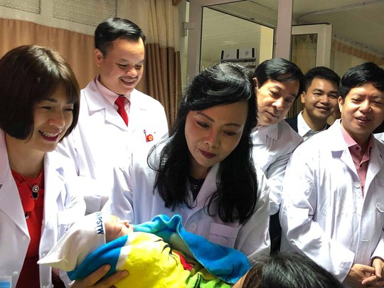 Bộ trưởng Nguyễn Thị Kim Tiến đón em bé chào đời trong đêm giao thừa - Ảnh 7.