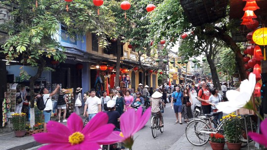 Đông nghịt du khách quốc tế đổ về phố cổ Hội An đón tết Kỷ Hợi 2019 - Ảnh 18.