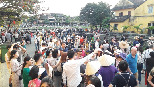 Đông nghịt du khách quốc tế đổ về phố cổ Hội An đón tết Kỷ Hợi 2019 - Ảnh 19.