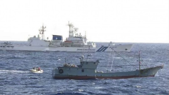 Tàu cá Trung Quốc bị bắt khi Ngoại trưởng Vương Nghị tiếp phái viên Nhật - Ảnh 1.