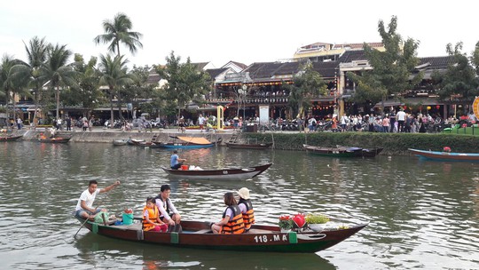 Đông nghịt du khách quốc tế đổ về phố cổ Hội An đón tết Kỷ Hợi 2019 - Ảnh 22.