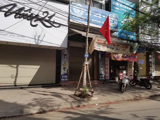 Hải Phòng, Bắc Giang: Xác pháo vương vãi trên nhiều tuyến đường - Ảnh 3.