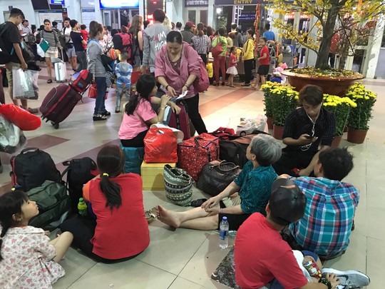 XUÂN ONLINE: Bồn chồn trên chuyến tàu cuối cùng rời ga Sài Gòn đêm giao thừa - Ảnh 2.