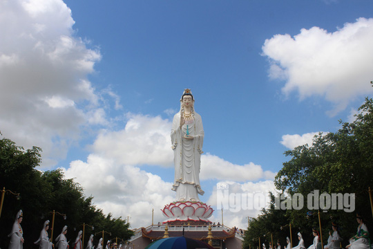 Mùng 2 Tết, khách hành hương đổ xô đến ngôi chùa có tượng Phật Bà cao nhất miền Tây - Ảnh 5.