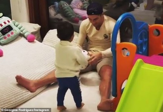 Ronaldo mừng sinh nhật 34 bên gia đình nhỏ - Ảnh 2.