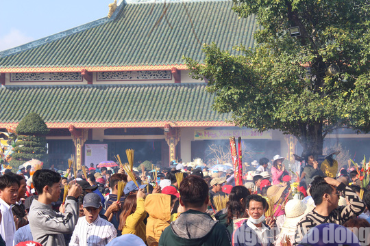 Mùng 4 Tết, Quán Âm Phật Đài ở Bạc Liêu quá tải lượng khách hành hương - Ảnh 6.