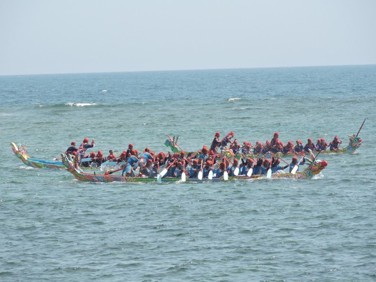 Lễ hội đua thuyền tứ linh đầu xuân ở Lý Sơn thu hút du khách - Ảnh 2.