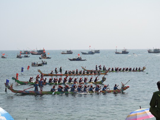 Lễ hội đua thuyền tứ linh đầu xuân ở Lý Sơn thu hút du khách - Ảnh 3.