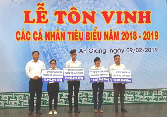 Ấm lòng những thủ khoa nghèo ngày đầu năm mới - Ảnh 4.