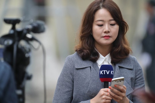 Cận cảnh những nữ phóng viên xinh đẹp tác nghiệp thượng đỉnh Mỹ-Triều - Ảnh 8.