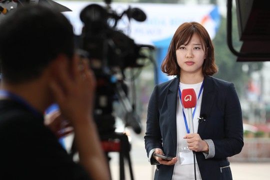 Cận cảnh những nữ phóng viên xinh đẹp tác nghiệp thượng đỉnh Mỹ-Triều - Ảnh 2.