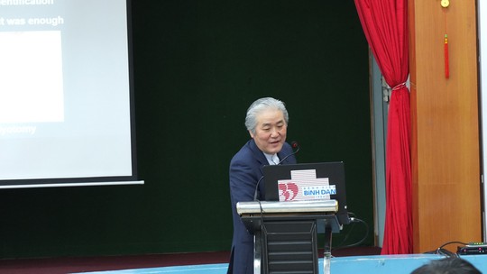 Cùng chuyên gia nước ngoài bắt bệnh ói không kiểm soát - Ảnh 1.
