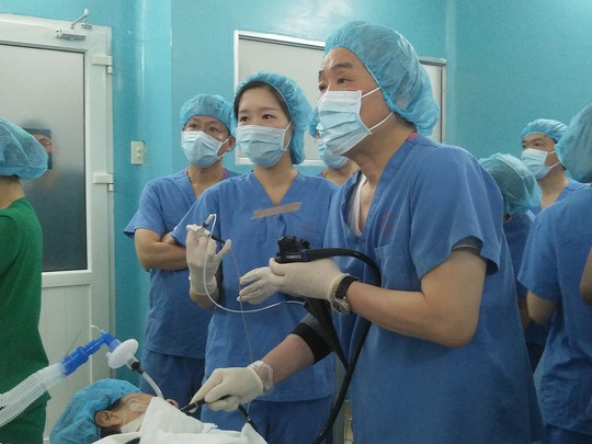 Cùng chuyên gia nước ngoài bắt bệnh ói không kiểm soát - Ảnh 2.