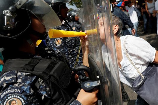 Mất điện sang ngày thứ ba, biểu tình lớn chực chờ Venezuela - Ảnh 4.
