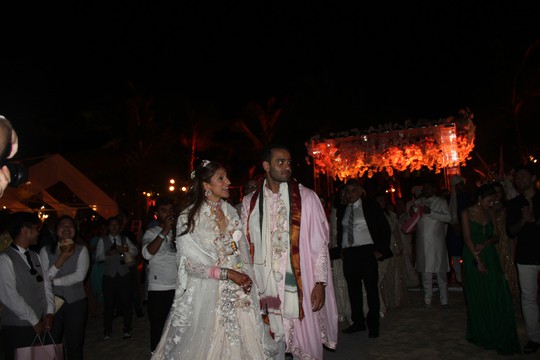 Nữ tỉ phú Ấn Độ xúc động sau đám cưới “khủng” tại Phú Quốc - Ảnh 1.