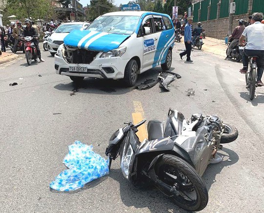 Thanh niên nghi ngáo đá gây tai nạn liên hoàn trên phố Đà Lạt - Ảnh 4. Thanh niên nghi ngáo đá gây tai nạn liên hoàn trên phố Đà Lạt - Ảnh 4.