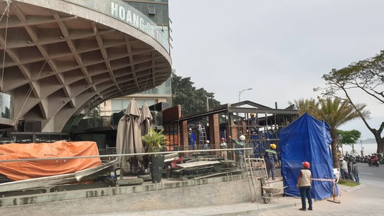 Đập bỏ nhà hàng xây trái phép cạnh cầu sông Hàn - Đà Nẵng - Ảnh 1.