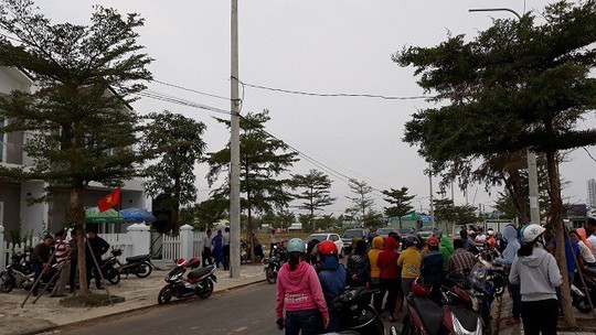 Hàng trăm người mua đất lại bao vây công ty bất động sản đòi sổ đỏ - Ảnh 3.