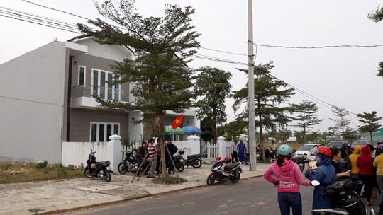 Hàng trăm người mua đất lại bao vây công ty bất động sản đòi sổ đỏ - Ảnh 1.