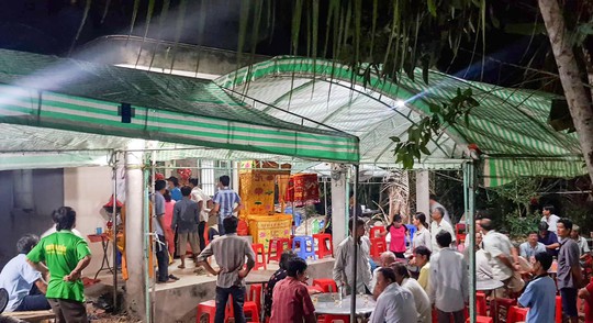 Sập tường 6 người chết ở Vĩnh Long: Người đầu bạc kh&oacute;c tiễn người đầu xanh - Ảnh 1.