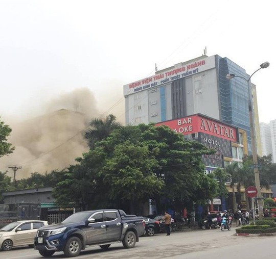 Clip, ảnh cháy lớn tại tổ hợp khách sạn, bar, kaoraoke cạnh bệnh viện - Ảnh 2.